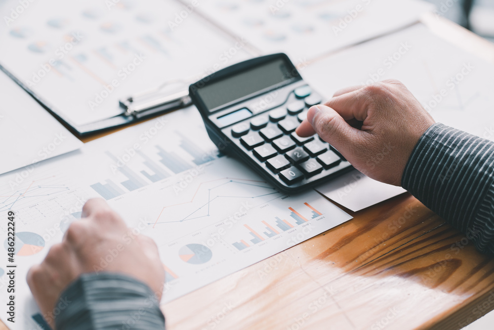 Mesa com calculadora e documentos